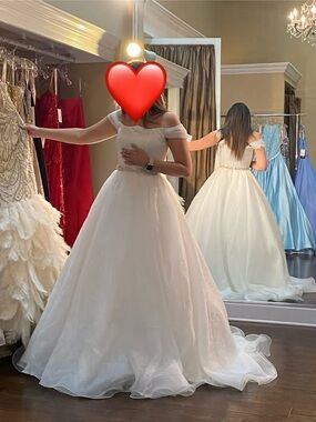 Stunning Ashley Lauren White Ball Gown Size 8 - Like New